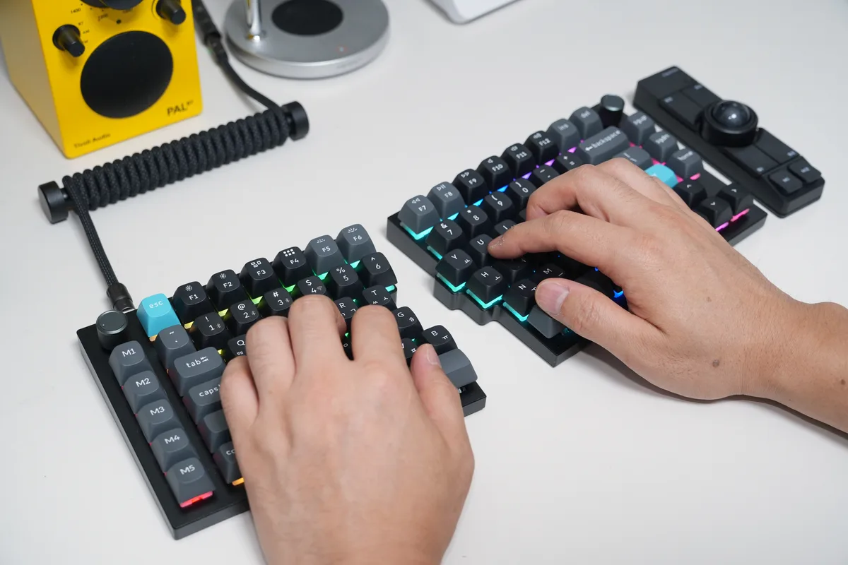 키크론 Q11 Ultra 8K 무선 스플릿 키보드, 인체공학과 8K 성능까지 잡았다
